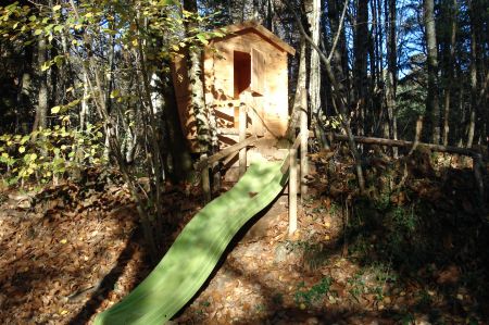 Le puit et le barbecue de Nadine et Georges MACARY à Concèze Etang privé de 0,90 ha pour la pêche situé a moins d'un km du gîte de Leycuras