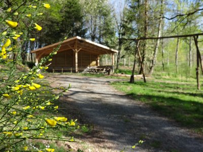 Le puit et le barbecue de Nadine et Georges MACARY à Concèze Etang privé de 0,90 ha pour la pêche situé a moins d'un km du gîte de Leycuras