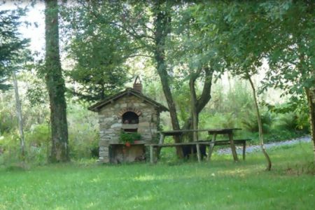 Le puit et le barbecue de Nadine et Georges MACARY à Concèze Etang privé de 0,90 ha pour la pêche situé a moins d'un km du gîte de Leycuras