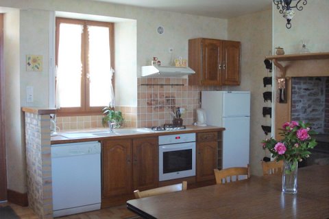 Une cuisine comporte 1 gazini&egrave;re 4 feux avec four, 1 frigo avec compartiment cong&eacute;lation, 1 hotte aspirante, 1 po&ecirc;le &agrave; bois ( bois fourni ), 1 bahut, 1 table avec 8 chaises, un micro onde et un lave vaisselle, toute la vaisselle et ustensiles de cuisine pour 8 personnes : cafeti&egrave;re &eacute;lectrique, cocotte minute, service &agrave; raclette, faitout, grille-pain, planche &agrave; repasser avec fer....)&nbsp;