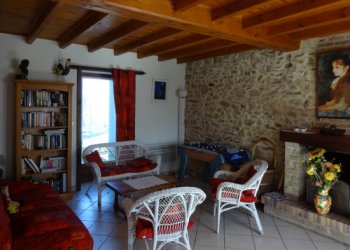 Salle à Manger : une table pour 12 personnes et 6 chaises, un bahut