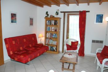 Salle à Manger : 1 table basse, une banquette clic clac et un salon en rotin